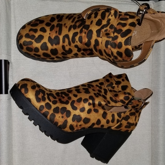 Leopard heeled boot - Picture 2 of 2